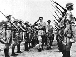 Le truppe inglesi rendono l'onore delle armi al duca d'Aosta