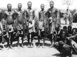 Prigionieri Herero in un campo di concetramento