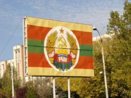 La bandiera e il simbolo della Transnistria