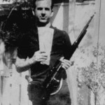 La fotografia in cui Oswald esibisce le sue armi