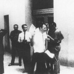 Oswald intento a distribuire volantini a favore del regime di Castro