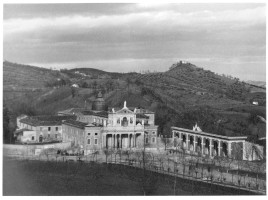 Il santuario di San Gabriele, a destra i locali dove erano ospitati gli internati