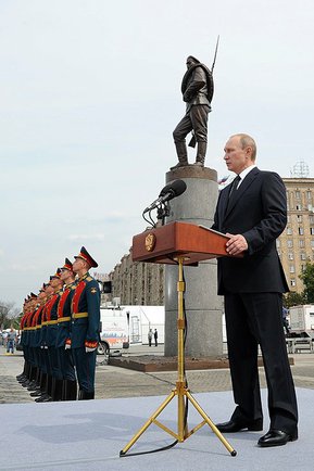 Vladimir Putin durante una commemorazione militare