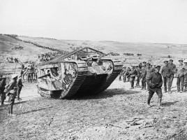Un carro armato inglese impegnato nella battaglia della Somme, 1916