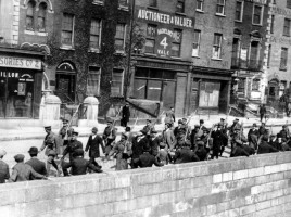 Soldati britannici con un gruppo di prigionieri alla fine della rivolta