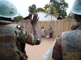 Bambini salutano due soldati dell'ONU in Congo - MONUSCO Photos