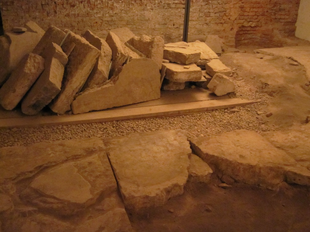 Il Foro nella cripta di San Sepolcro
