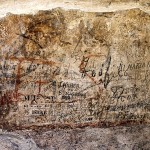 L'intonaco della galleria di servizio del terzo livello del Colosseo.  La piccola croce è a sinistra. 