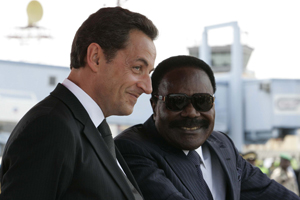 Nicolas Sarkozy e Omar Bongo durante una visita in Gabon nel 2007