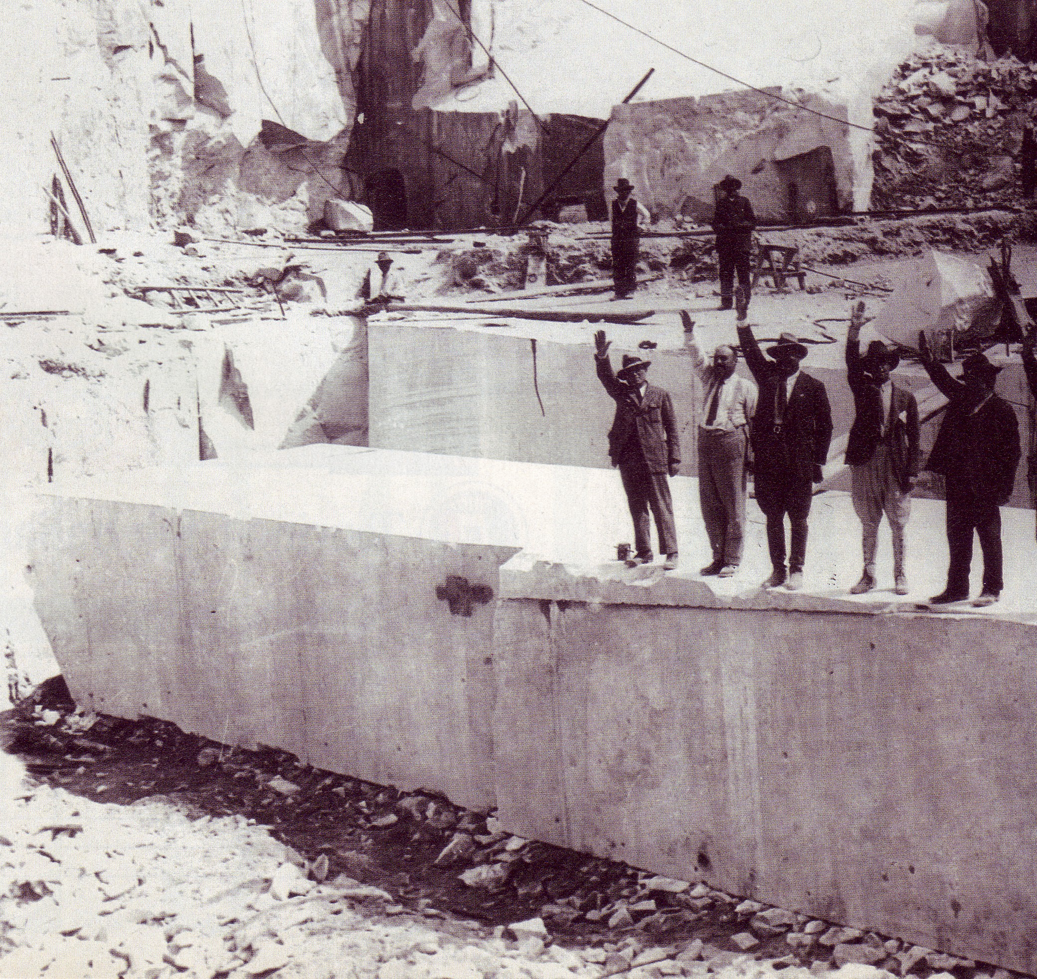 La colonna Mussolini appena estratta da cava Carbonera