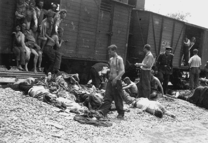 Cadaveri rimossi da uno dei due treni con gli ebrei di Iaşi