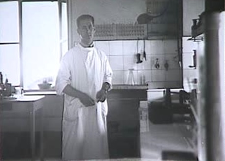 Sacerdoti nel laboratorio dell'ospedale dei fatebenefratelli 1942.