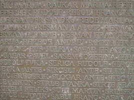 I nomi delle vittime sulla lapide del memoriale a Gonars