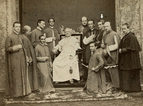 Pio IX nel 1870 con i suoi collaboratori (la freccia indica il segretario di stato card. Antonelli).