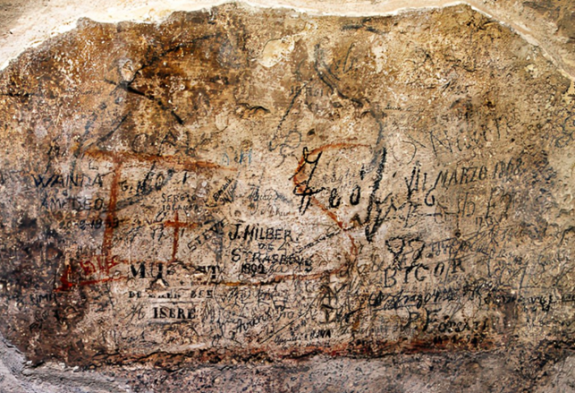 Il lacerto di muro del Colosseo ove si trova il disegno di una croce tra due lettere dell’alfabeto