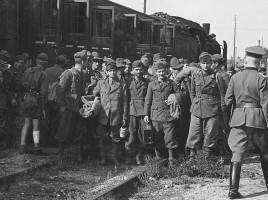 internati-militari-italiani-diretti-al-campo-di-prigionia-stalag-iii-b-a-furstenberg-settembre-1943