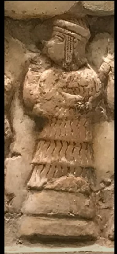 Altorilievo rappresentante Enheduanna, particolare tratto dal “Disco di Enheduanna”, 2300 a.C. circa, Penn Museum