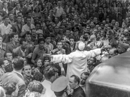 pius_xii_with_roman_people_in_piazza_san_giovanni_1943