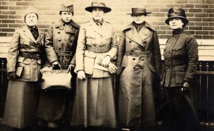 Esther Pohl Lovejoy (a destra) con altri membri dell'American Women's Hospitals nel 1918.