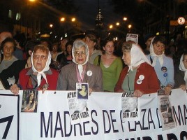 Una recente manifestazione delle Madri di Plaza de Mayo a Buenos Aires - Roblespepe