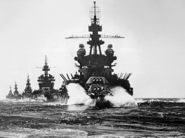 US_warships_entering_Lingayen_Gulf_1945