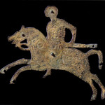 Piastrina in bronzo di uno scudo raffigurante un cavaliere longobardo.