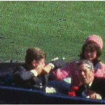 Il secondo proiettile sparato dal deposito di libri colpisce il presidente Kennedy alla schiena e alla gola