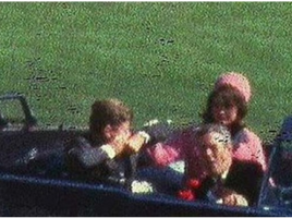 Il secondo proiettile sparato dal deposito di libri colpisce il presidente Kennedy alla schiena ed alla gola