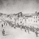Civili armeni in marcia forzata verso il campo di prigionia di Mezireh, sorvegliati da soldati turchi