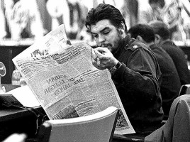 El_Che_leyendo_La_Nación