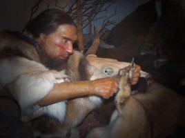 Ricostruzione dell'uomo di Neandertal nel Neanderthal Museum di Mettmann