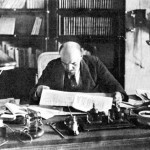 Lenin nel suo ufficio al Kremlino nel 1918