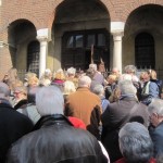 Il pubblico all'ingresso della chiesa