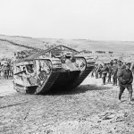Un carro armato inglese impegnato nella battaglia della Somme, 1916