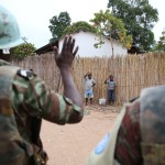 Bambini salutano due soldati dell'ONU in Congo - MONUSCO Photos
