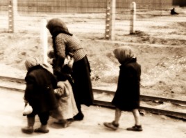 Bundesarchiv_Bild_183-74237-004,_KZ_Auschwitz-Birkenau,_alte_Frau_und_Kinder