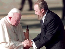 Castro riceve Giovanni Paolo II a Cuba