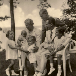 La famiglia Goebbels nel 1937, Magda tiene in braccio la neonata Holde