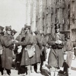 Soldati in piazza Duomo a Milano, 1898