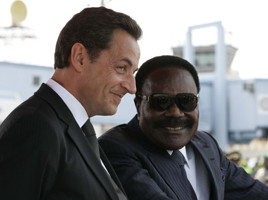 Nicolas Sarkozy e Omar Bongo durante una visita in Gabon nel 2007