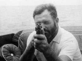 Hemingway armato di mitra sul Pilar