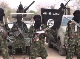 miliziani-di-boko-haram-con-la-bandiera-del-gruppo