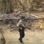 Soldato birmano in un villaggio
