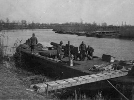 Bombarde su un ponrone a Cavazucherina, 1917