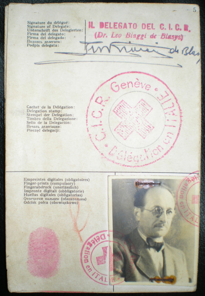 Il passaporto della Croce Rossa con cui Eichmann raggiunse l'Argentina