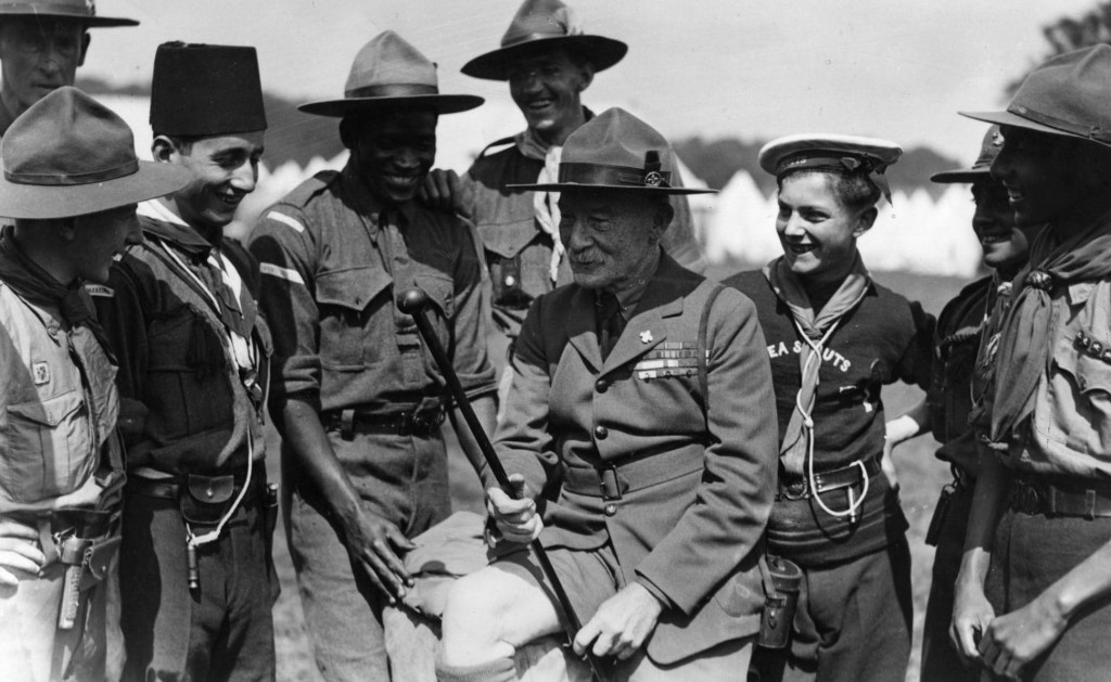 Robert Baden-Powell, fondatore dello scoutismo, tra un gruppo di scout