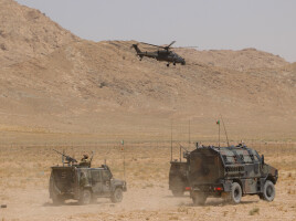 Un AW-129 Mangusta da attacco di scorta a una colonna militare a Herat.