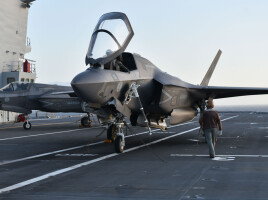 Due F-35B VSTOL sul ponte della Cavour