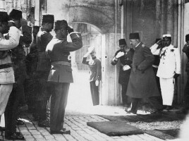 Mehmed VI, ultimo sultano ottomano, lascia il paese dopo l'abolizione del sultanato, 17 novembre 1922.
