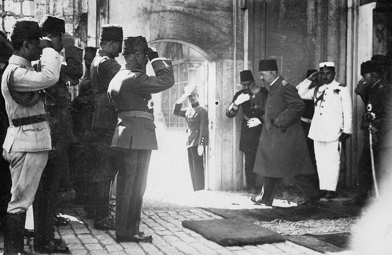 Mehmed VI, ultimo sultano ottomano, lascia il paese dopo l'abolizione del sultanato, 17 novembre 1922.